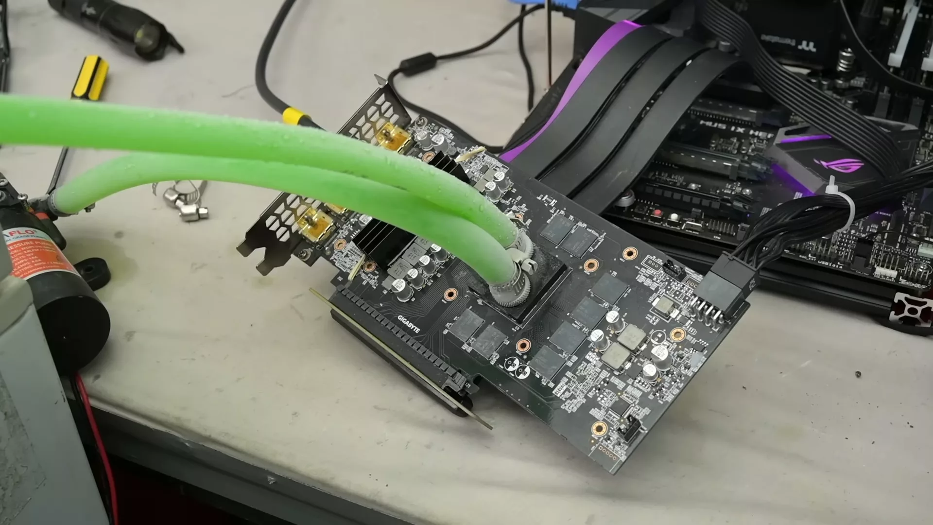 Моддер охлаждает RTX 2060 Super водой прямо на чип: температура падает до 28°C