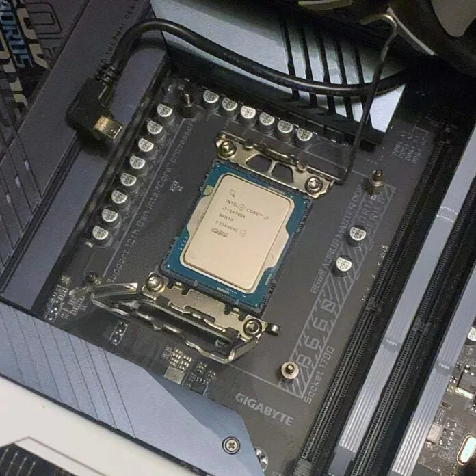 Новые материнские платы DDR4 могут появиться вместе с обновлением Intel Raptor Lake