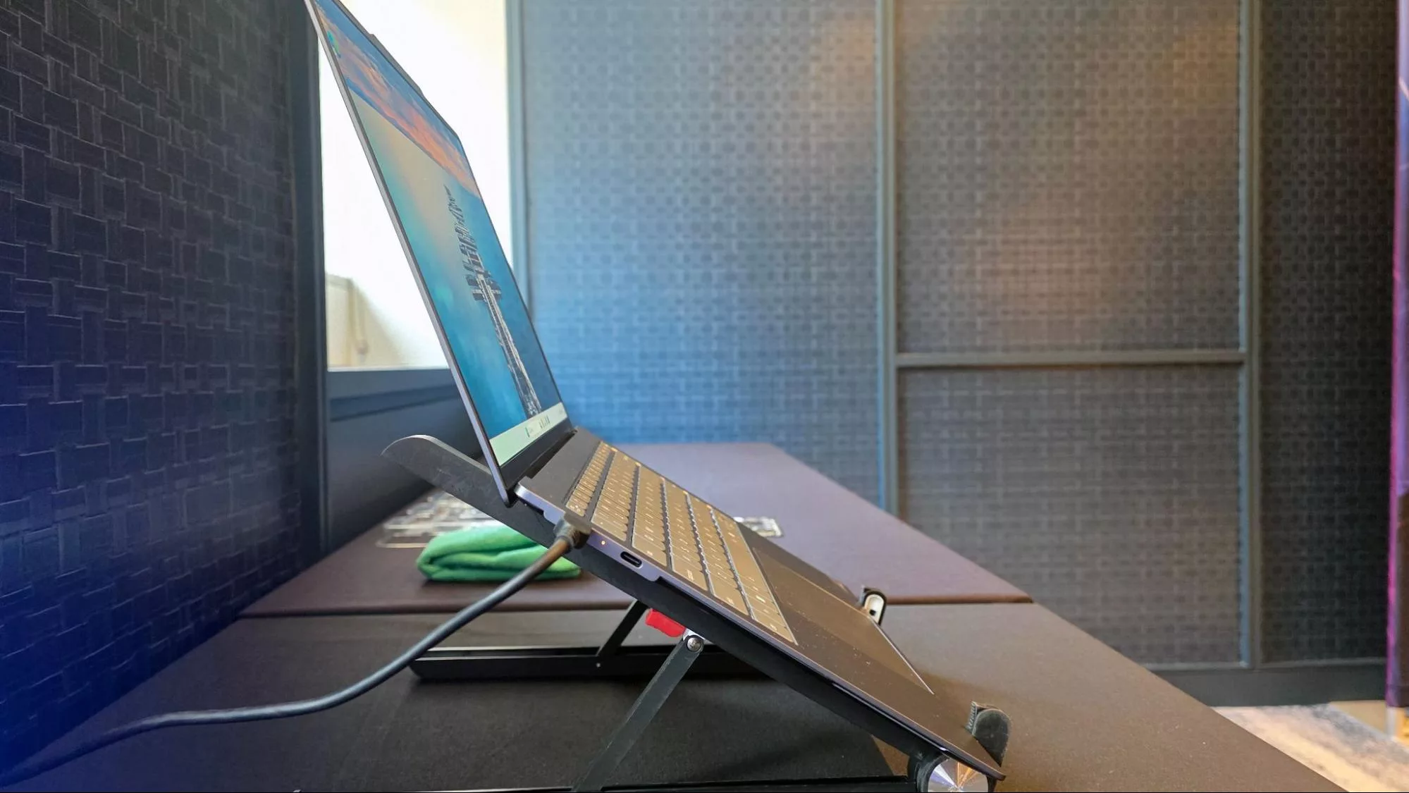 Lenovo AeroBlade Concept: Fanless 1.8-lb Laptop & Rollable Screen