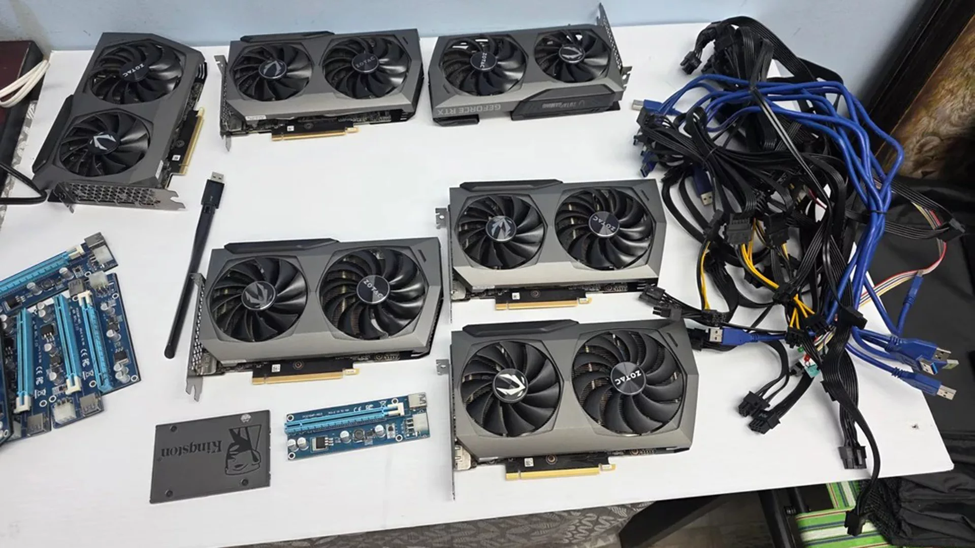 Пользователь Reddit обнаружил 12 видеокарт RTX 3070 из эпохи майнинга