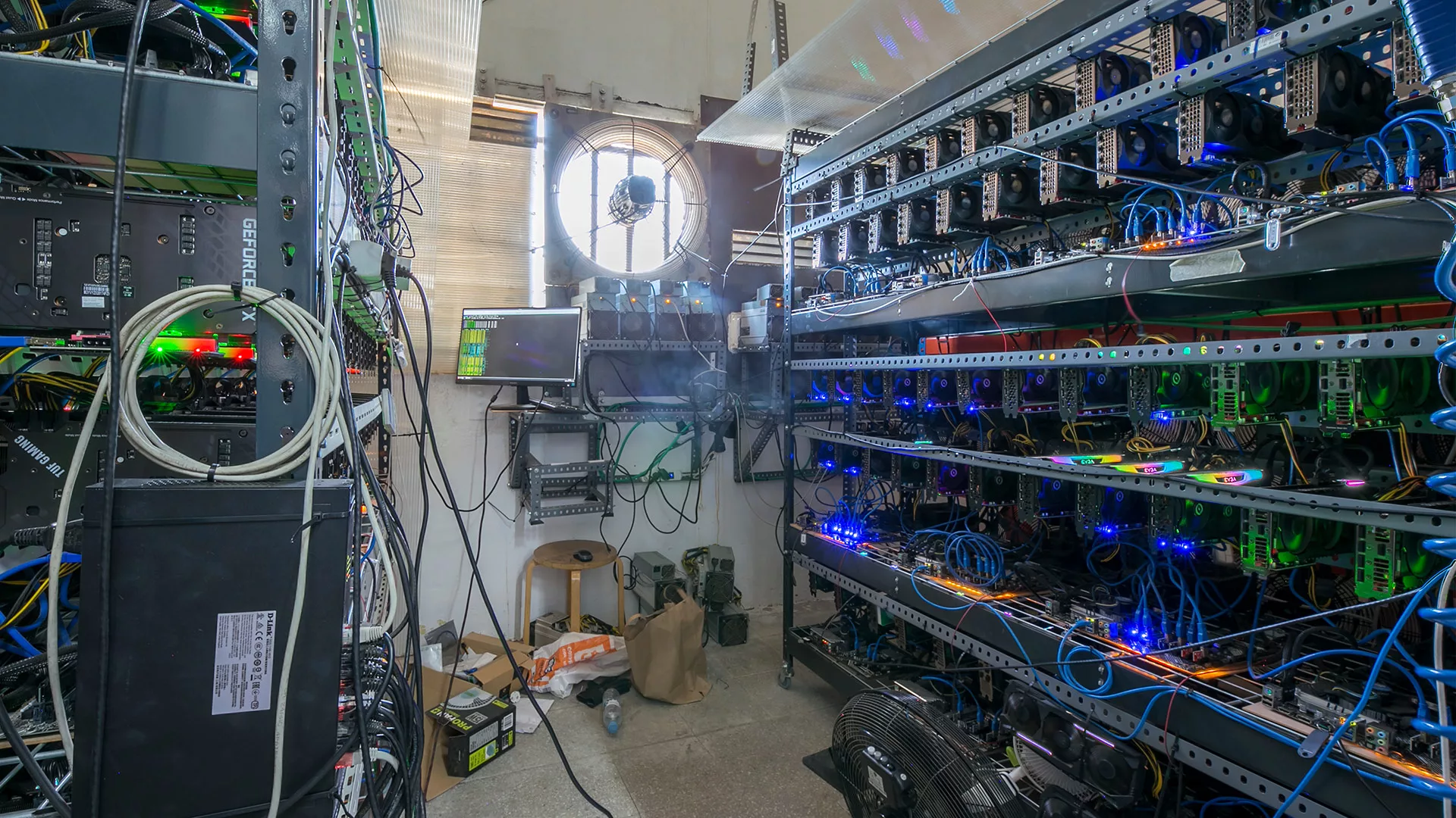 В Мексике накрыли криптоферму картеля: 300 GPU, спутниковая связь и кража энергии ГЭС