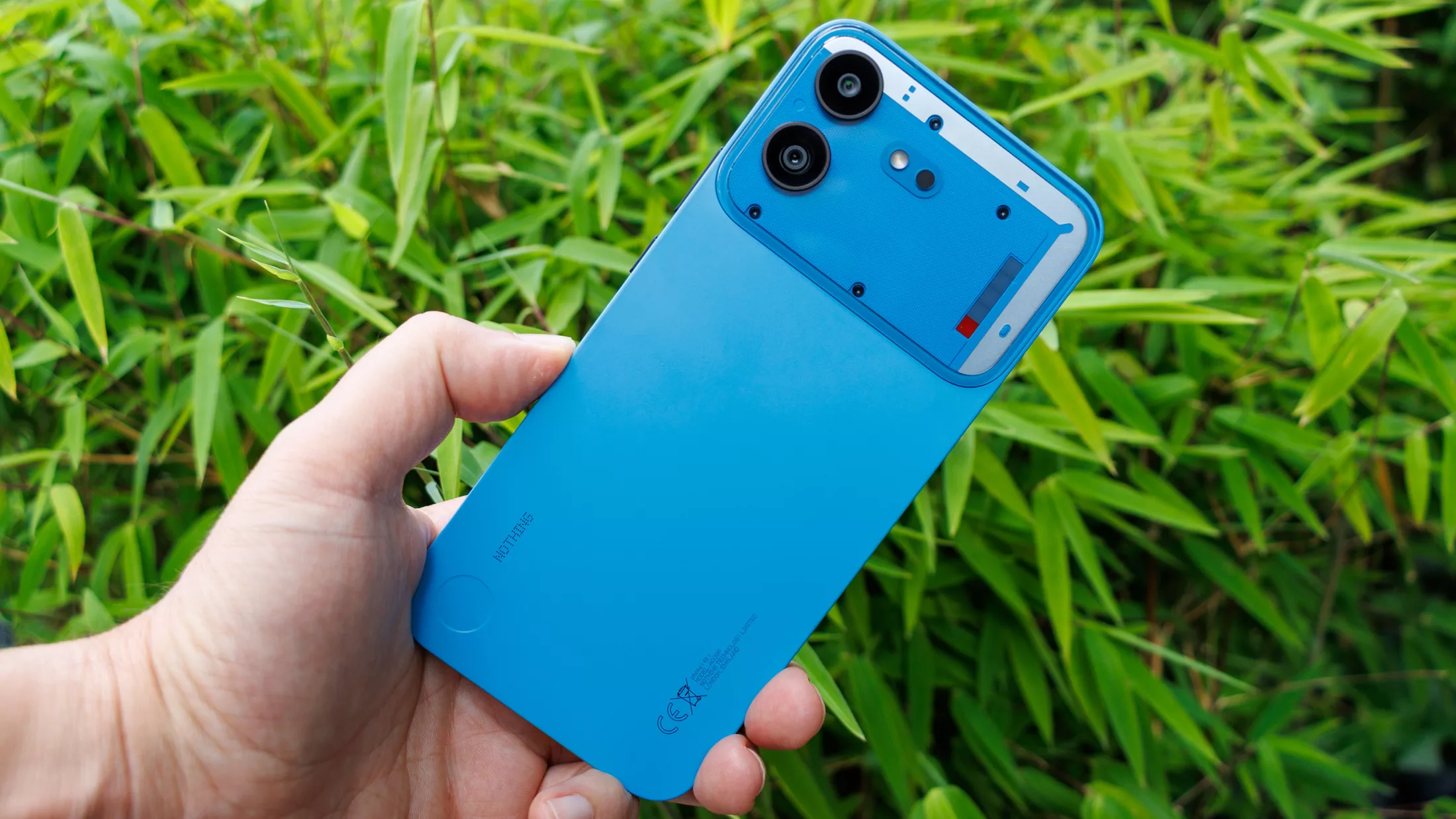 Стиль против компромиссов: разбор Nothing Phone (4b)