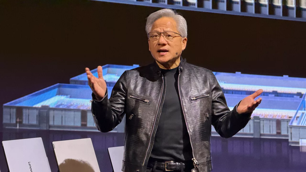 Jensen Huang против апокалипсиса: глава NVIDIA называет опасения по поводу ИИ «паникерством»