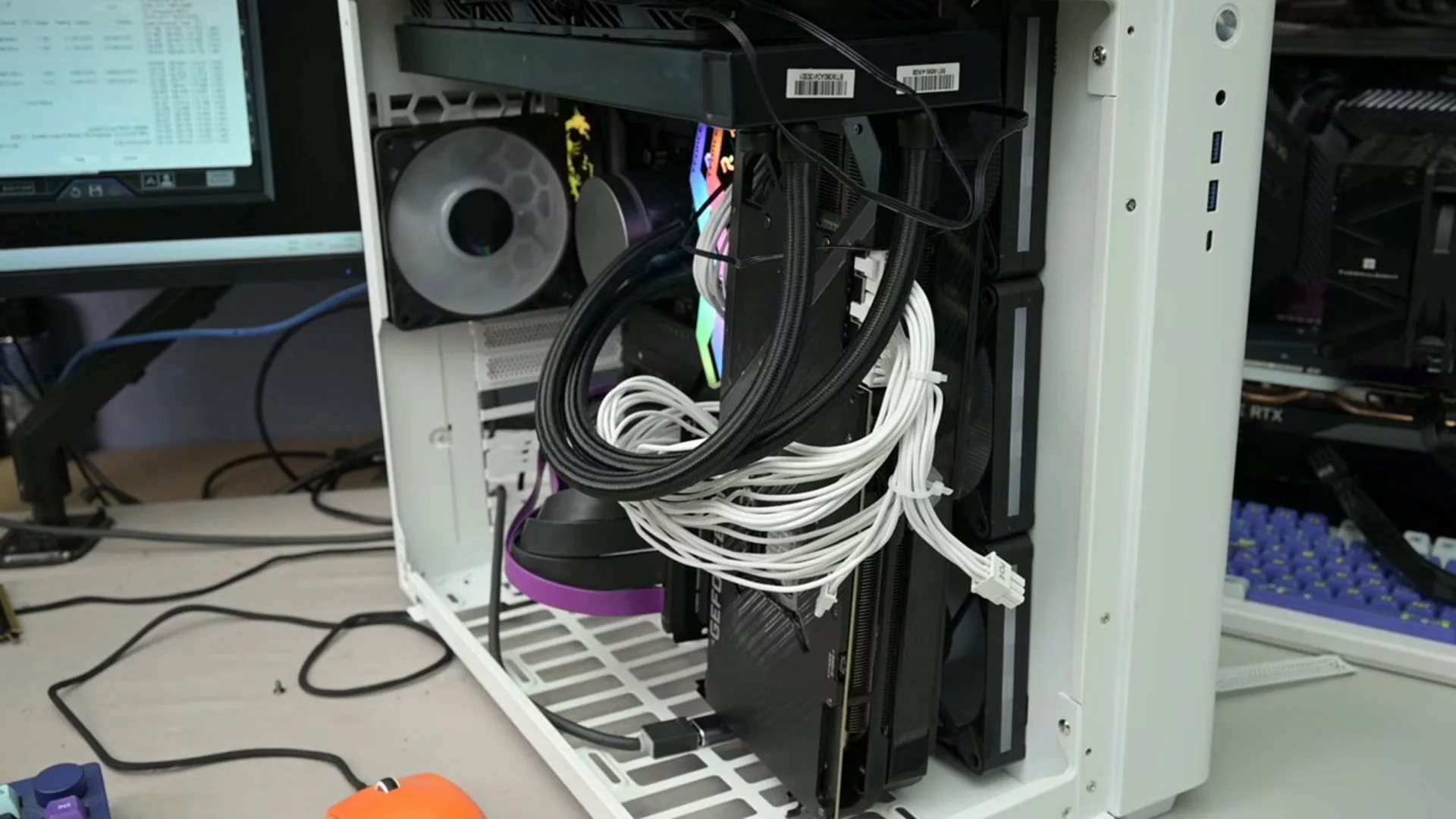 Эксперимент с размещением GPU: как нестандартная установка снижает температуру на 14°C
