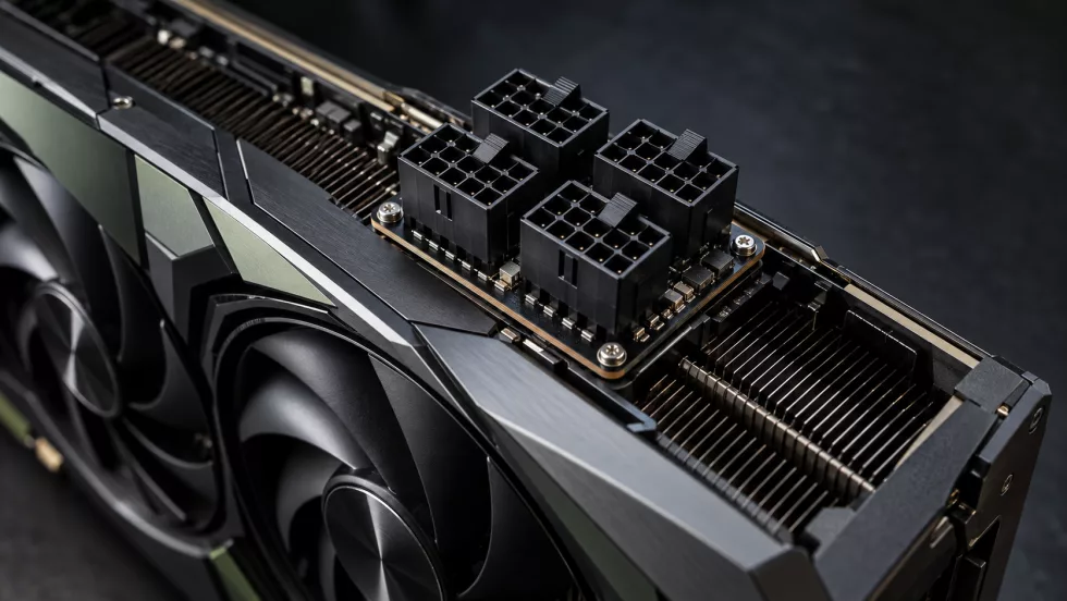 RTX 5090 с четырьмя 8-Pin-Steckern: моддер распределил 600 Вт через классические разъемы PCIe
