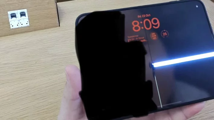 Экраны iPhone Duo начали трескаться сразу после запуска