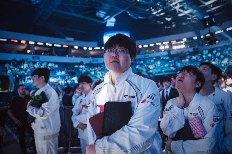 TES обыграли AL в LPL-дерби на Swiss Stage Worlds 2026